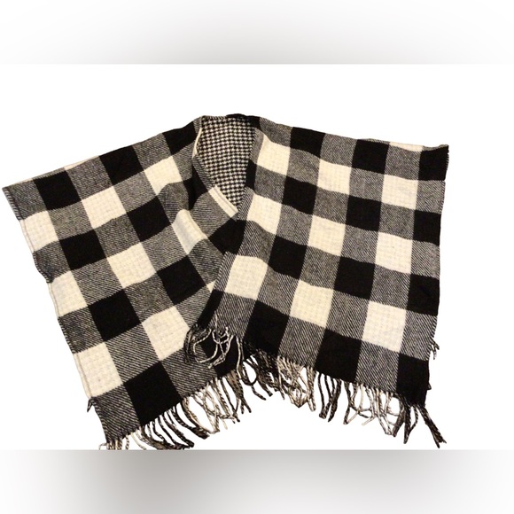 Talbots 100% Wool Black and White Plaid/Reverse To Houndstooth Fringed Cape - Picture 4 of 8